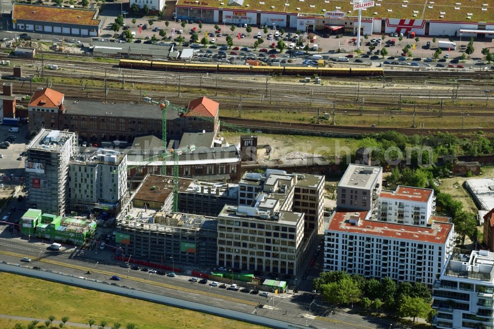 Berlin from the bird's eye view: Construction site to build a new office and commercial building durch die BAM Deutschland AG an der Muehlenstrasse - Am Postbahnhof destrict Friedrichshain in Berlin