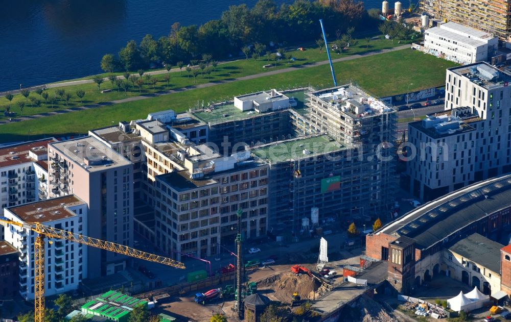 Berlin from above - Construction site to build a new office and commercial building durch die BAM Deutschland AG an der Muehlenstrasse - Am Postbahnhof destrict Friedrichshain in Berlin