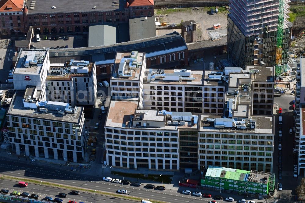 Berlin from the bird's eye view: Construction site to build a new office and commercial building durch die BAM Deutschland AG an der Muehlenstrasse - Am Postbahnhof destrict Friedrichshain in Berlin