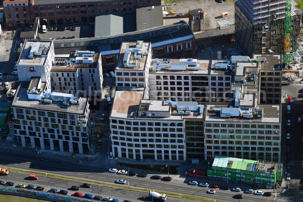 Aerial photograph Berlin - Construction site to build a new office and commercial building durch die BAM Deutschland AG an der Muehlenstrasse - Am Postbahnhof destrict Friedrichshain in Berlin