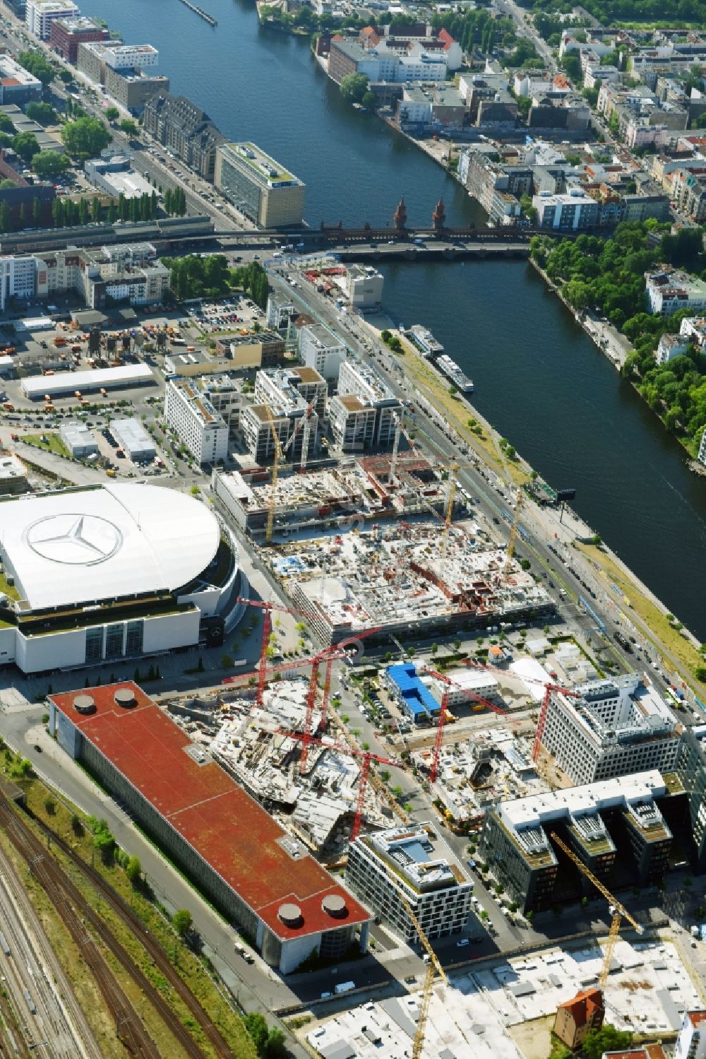 Berlin from the bird's eye view: Construction site to build a new office and commercial building M_EINS of OVG Real Estate and LBBW Immobilien on Muehlenstrasse in the district Bezirk Friedrichshain-Kreuzberg in Berlin, Germany