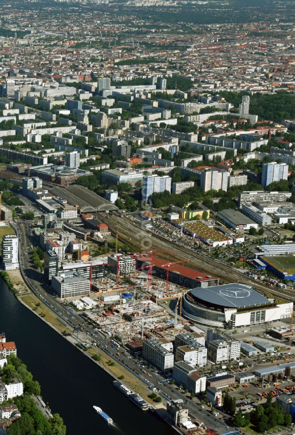 Berlin from the bird's eye view: Construction site to build a new office and commercial building Zalando Campus through the PORR Deutschland GmbH on Valeska-Gert-Strasse in the district Bezirk Friedrichshain-Kreuzberg in Berlin, Germany