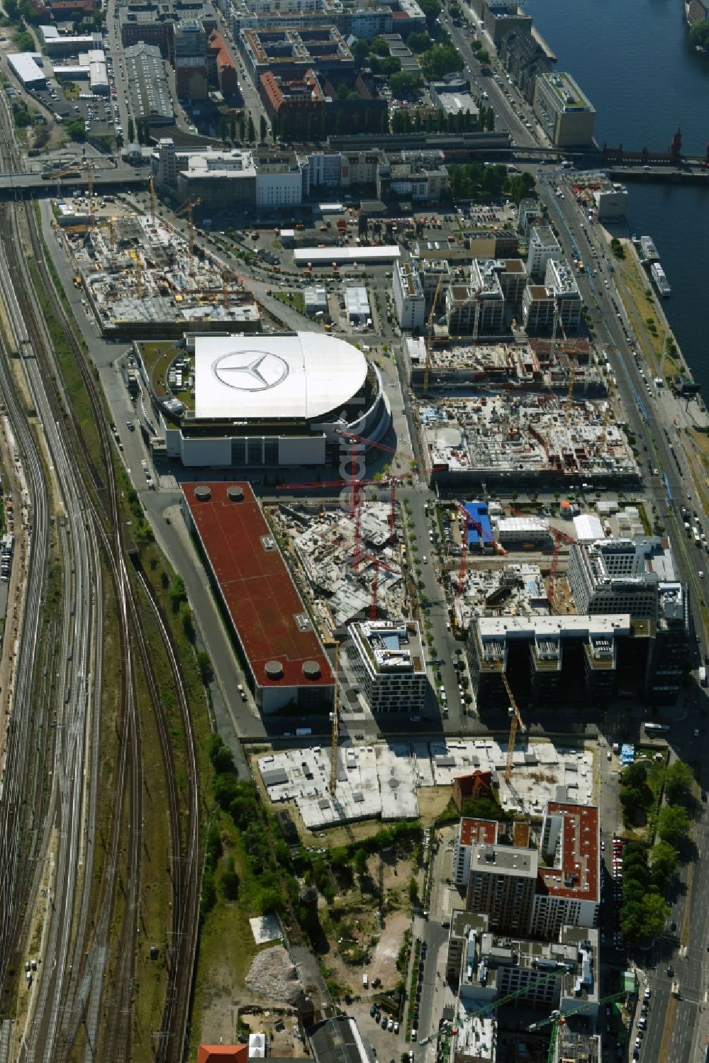 Berlin from above - Construction site to build a new office and commercial building Zalando Campus through the PORR Deutschland GmbH on Valeska-Gert-Strasse in the district Bezirk Friedrichshain-Kreuzberg in Berlin, Germany