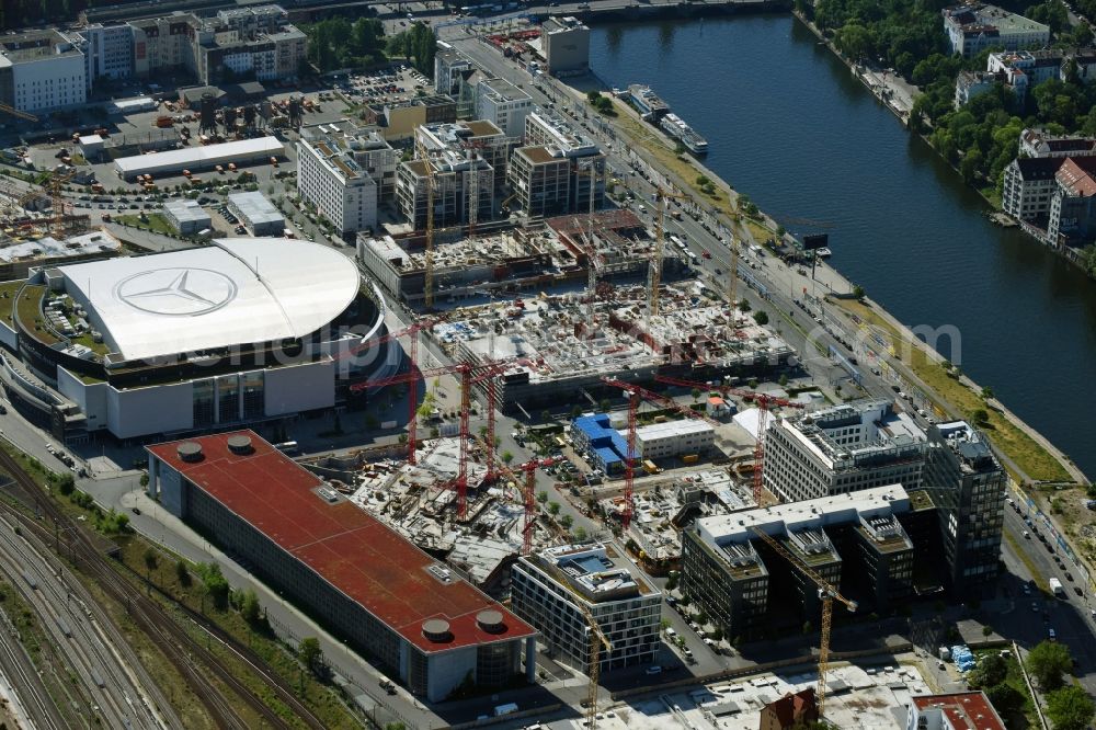 Berlin from the bird's eye view: Construction site to build a new office and commercial building Zalando Campus through the PORR Deutschland GmbH on Valeska-Gert-Strasse in the district Bezirk Friedrichshain-Kreuzberg in Berlin, Germany