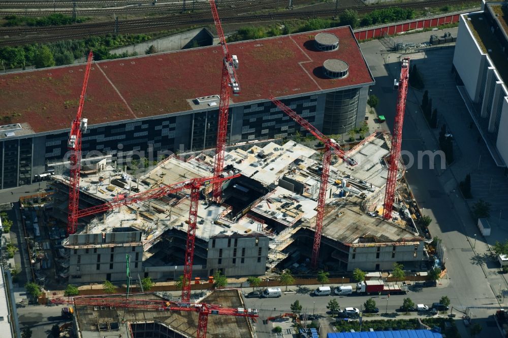 Berlin from above - Construction site to build a new office and commercial building Zalando Campus through the PORR Deutschland GmbH on Valeska-Gert-Strasse in the district Bezirk Friedrichshain-Kreuzberg in Berlin, Germany