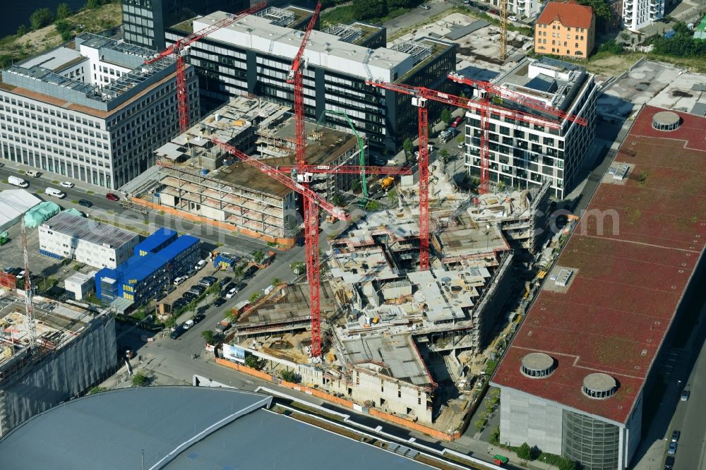 Berlin from the bird's eye view: Construction site to build a new office and commercial building Zalando Campus through the PORR Deutschland GmbH on Valeska-Gert-Strasse in the district Bezirk Friedrichshain-Kreuzberg in Berlin, Germany