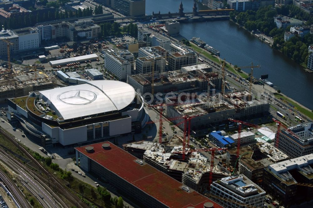 Berlin from above - Construction site to build a new office and commercial building Zalando Campus through the PORR Deutschland GmbH on Valeska-Gert-Strasse in the district Bezirk Friedrichshain-Kreuzberg in Berlin, Germany