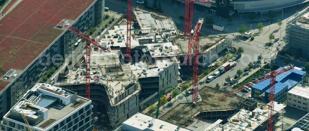 Berlin from the bird's eye view: Construction site to build a new office and commercial building Zalando Campus through the PORR Deutschland GmbH on Valeska-Gert-Strasse in the district Bezirk Friedrichshain-Kreuzberg in Berlin, Germany