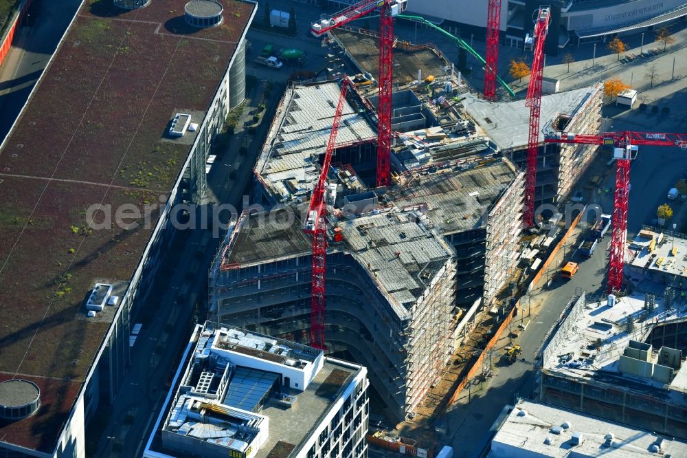 Berlin from above - Construction site to build a new office and commercial building Zalando Campus through the PORR Deutschland GmbH on Valeska-Gert-Strasse in the district Bezirk Friedrichshain-Kreuzberg in Berlin, Germany