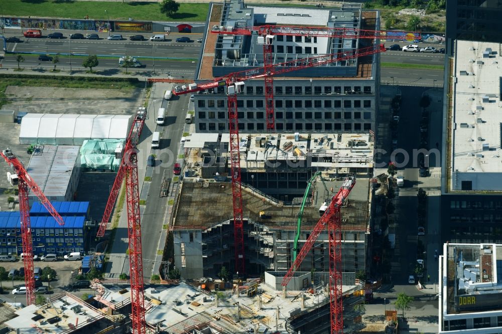 Berlin from the bird's eye view: Construction site to build a new office and commercial building Zalando Headquarter on Valeska-Gert-Strasse in the district Bezirk Friedrichshain-Kreuzberg in Berlin, Germany