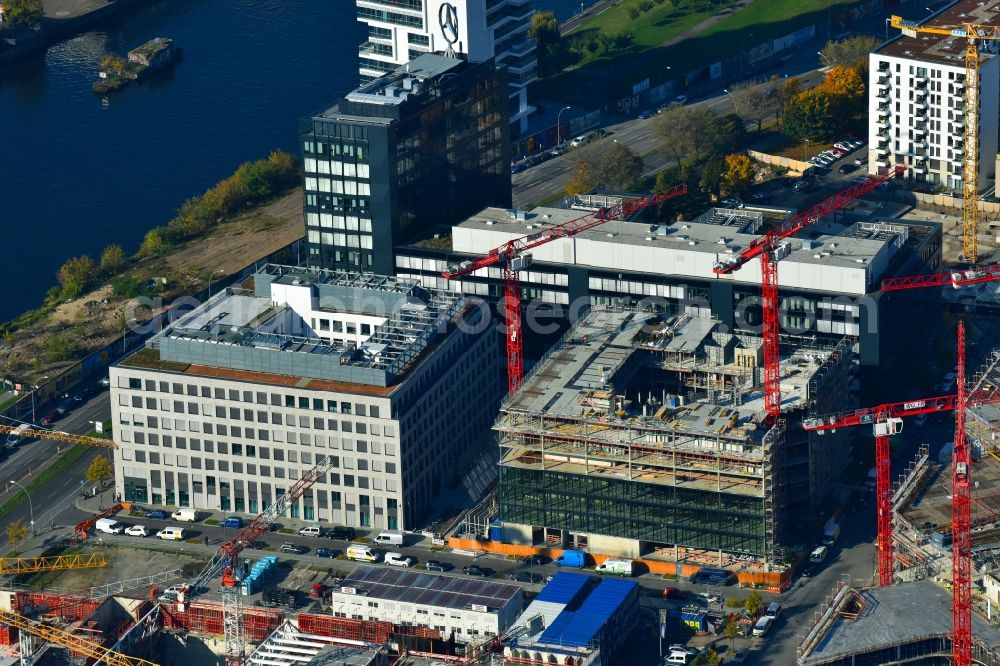 Aerial photograph Berlin - Construction site to build a new office and commercial building Zalando Headquarter on Valeska-Gert-Strasse in the district Bezirk Friedrichshain-Kreuzberg in Berlin, Germany