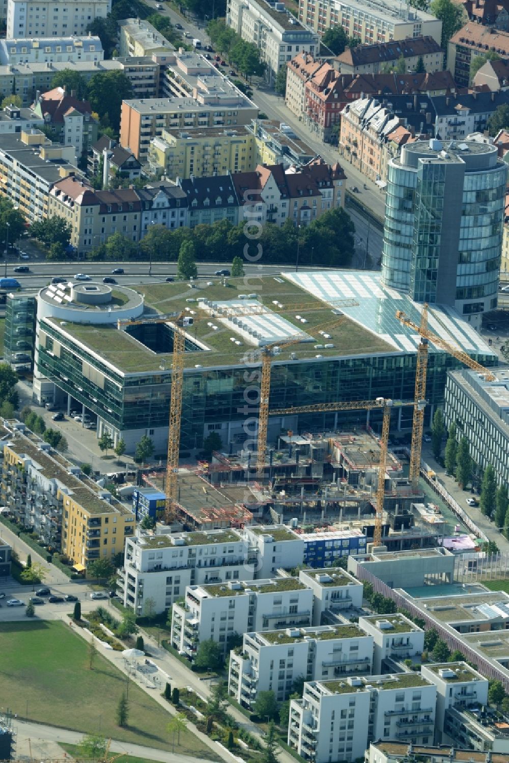 München from the bird's eye view: Construction site for the new office- building NOVE Arnulfpark in Munich in the state Bavaria. On the last gap in Munich's Arnulfpark built the HORUS Development GmbH, a project company of the Art-Invest Real Estate and Consulting SALVIS by the project planner Antonio Citterio Patricia Viel and Partners with the Porr Germany GmbH a modern office building