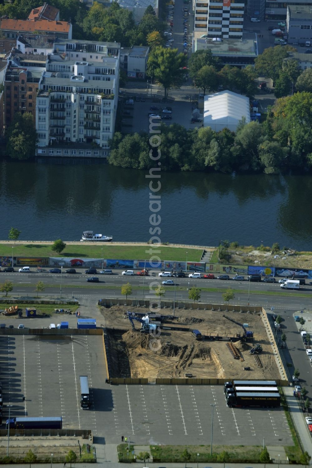 Berlin from the bird's eye view: Construction site for the new building of an office building in the Anschutz Area - Mediaspree on the riverbank of the river Spree in Berlin in Germany. The building belongs to Bischoff & Compagnons