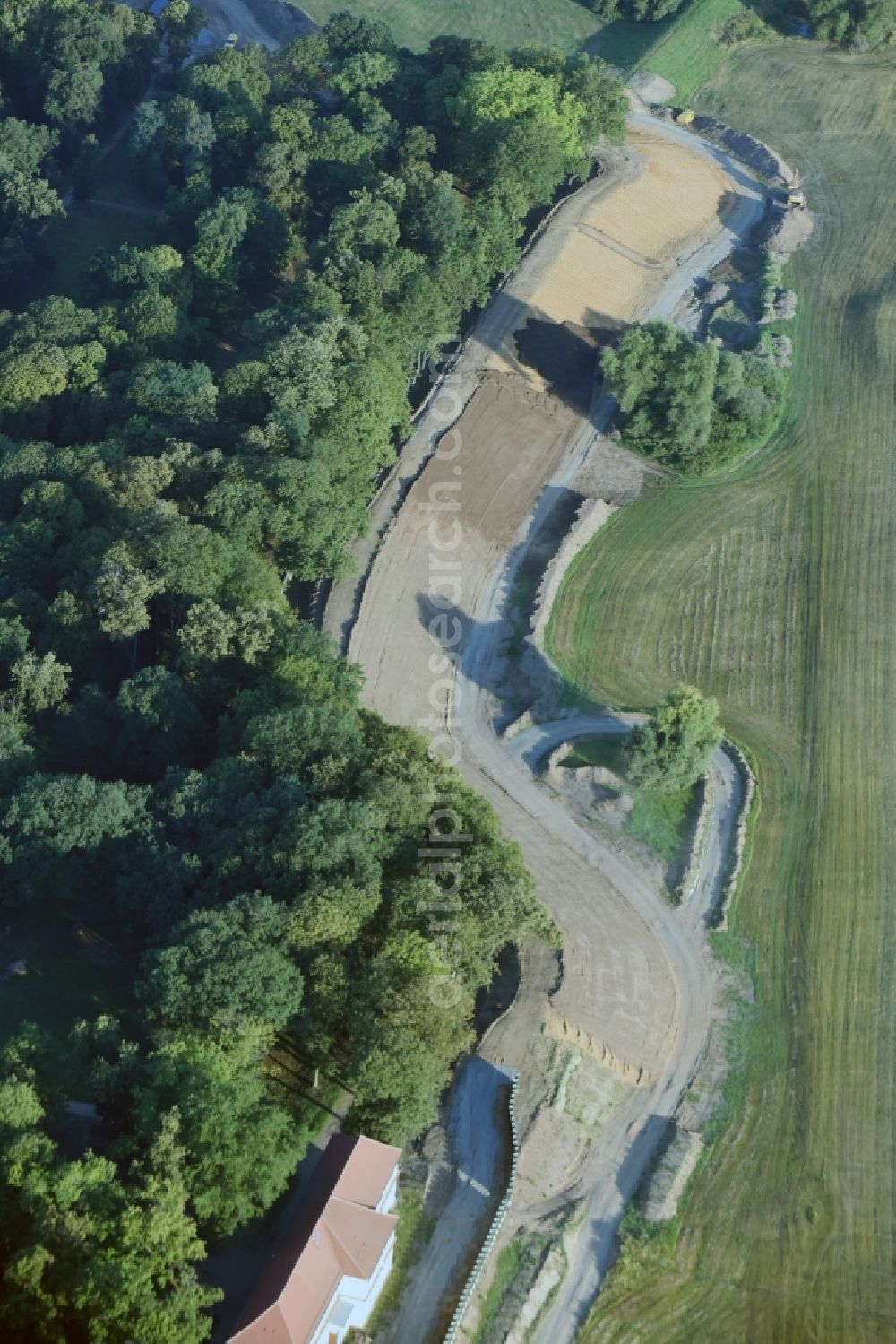 Pretzsch (Elbe) from above - Construction site of a new levee at the castle park and palace of Pretzsch (Elbe) in the state of Saxony-Anhalt. The levee is being put in place for protection against flooding and high tide of the river Elbe