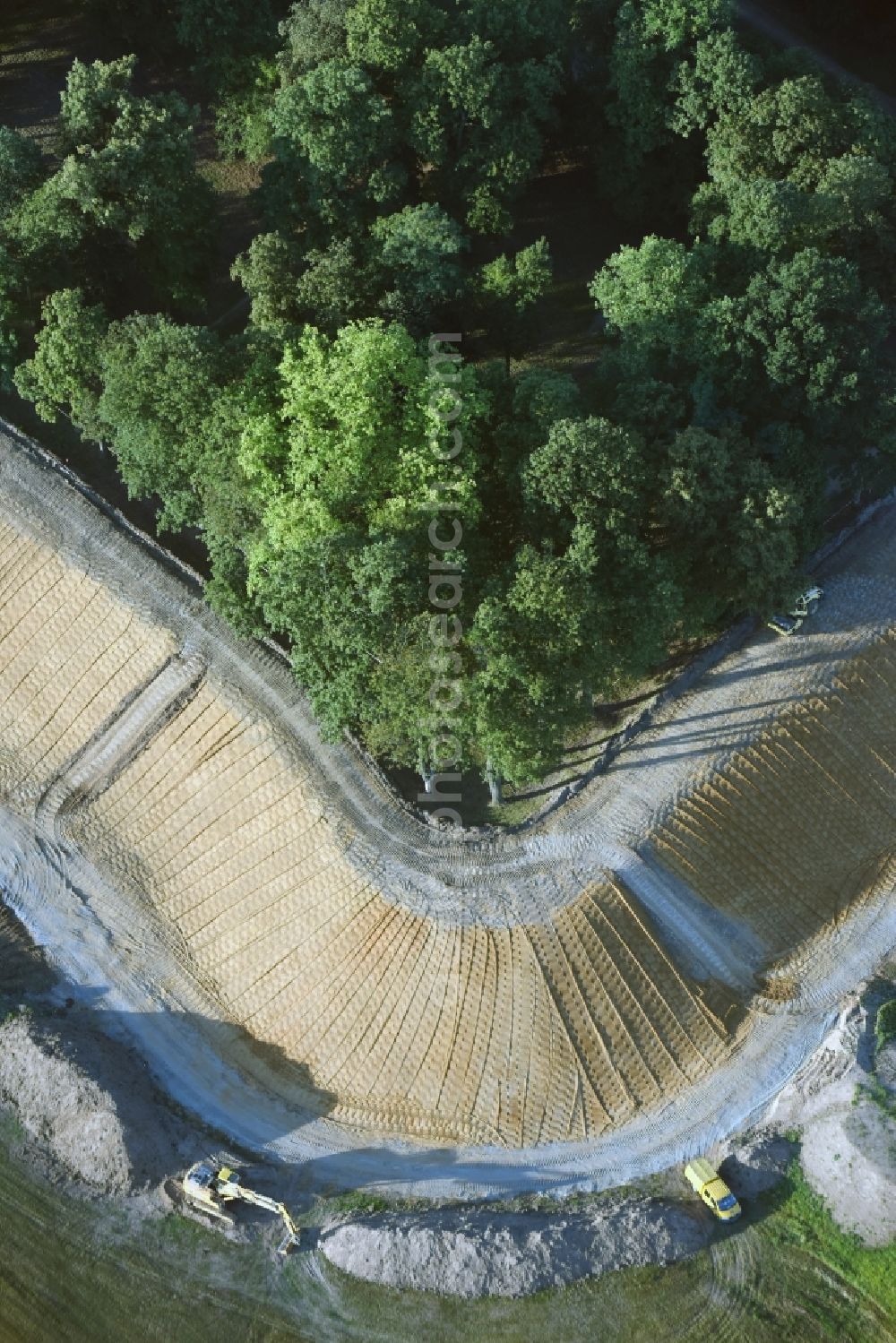 Pretzsch (Elbe) from above - Construction site of a new levee at the castle park and palace of Pretzsch (Elbe) in the state of Saxony-Anhalt. The levee is being put in place for protection against flooding and high tide of the river Elbe