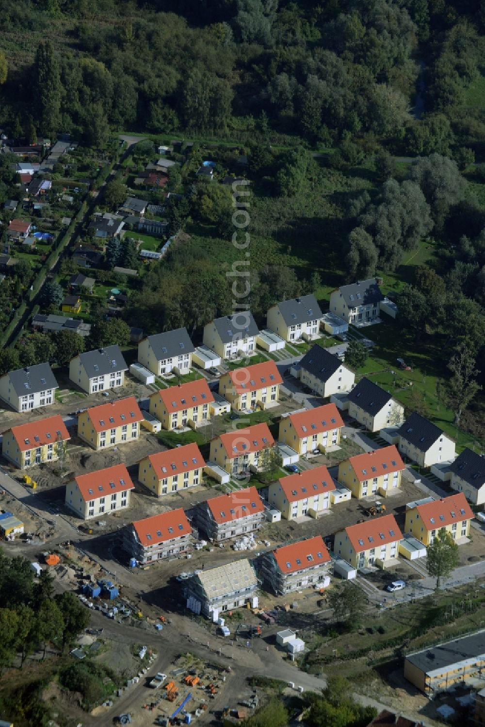 Aerial photograph Potsdam - Construction site for the new building of a semi-detached houses residential area in the Teltower Vorstadt part of Potsdam in the state Brandenburg. The houses are being built at a wooded area in Nuthewinkel