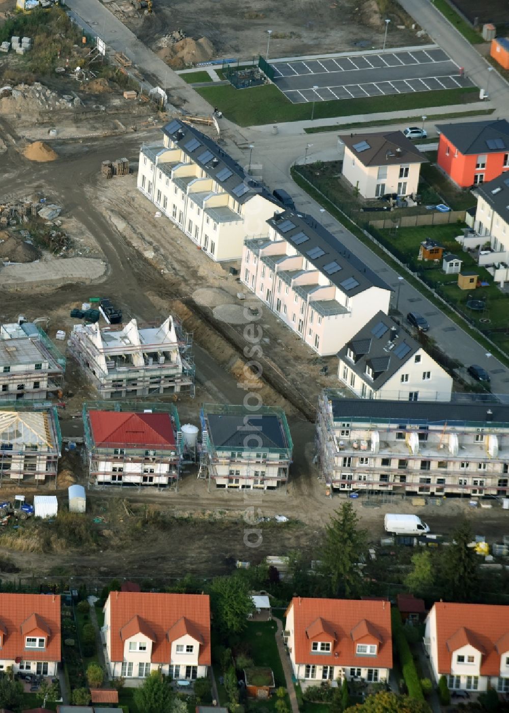 Berlin from the bird's eye view: Construction site for the new building einer Einfamilienhaus Siedlung in Berlin. Building promoter and project developer is Bonava Germany GmbH