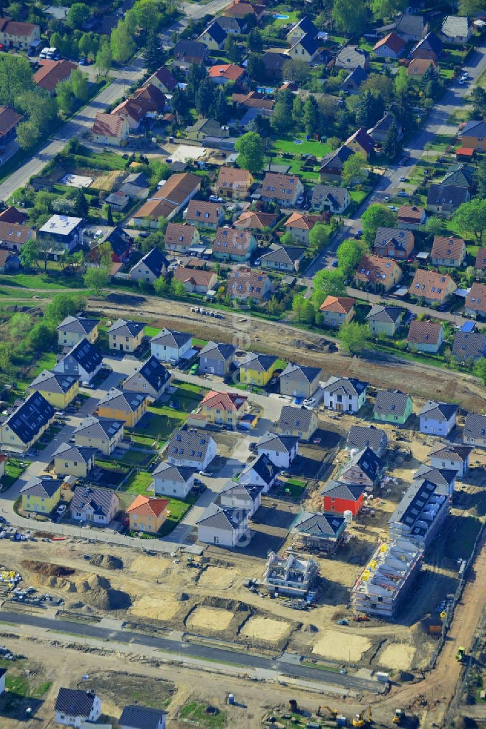 Berlin from the bird's eye view: Construction site to build a new multi-family residential complex on Arturweg in the district of Marzahn-Hellersdorf in Berlin in Germany. The new developments on Pilgramer Strasse include a residential area with single family, semi-detached urban houses