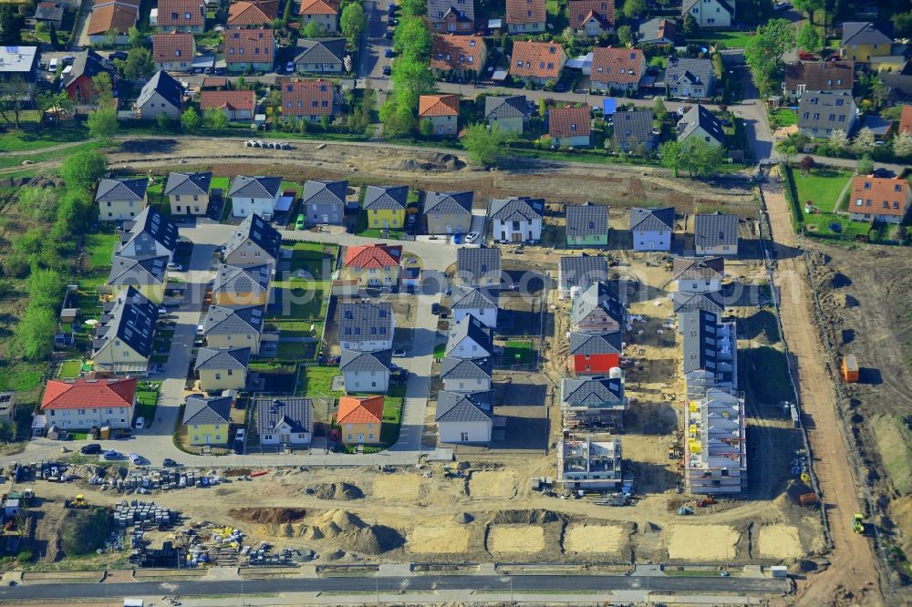 Berlin from the bird's eye view: Construction site to build a new multi-family residential complex on Arturweg in the district of Marzahn-Hellersdorf in Berlin in Germany. The new developments on Pilgramer Strasse include a residential area with single family, semi-detached urban houses