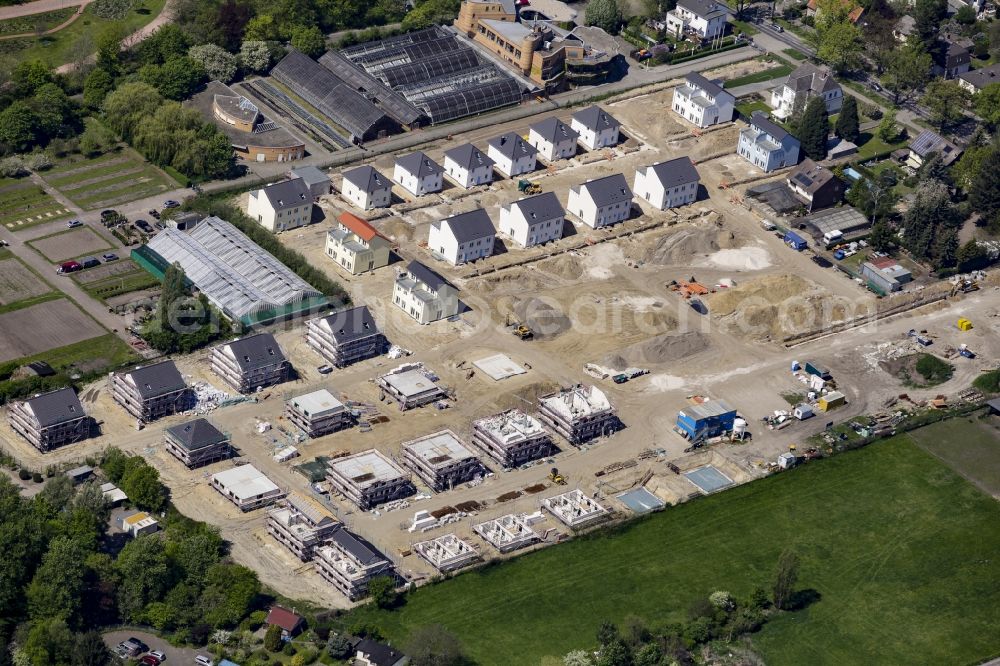 Berlin from the bird's eye view: Construction site of NCC AB for single family and semi-detached house settlement on Mohriner Allee of the Britz part of Berlin in Germany. The residential area is located at the Pflanzenschutzamt institution