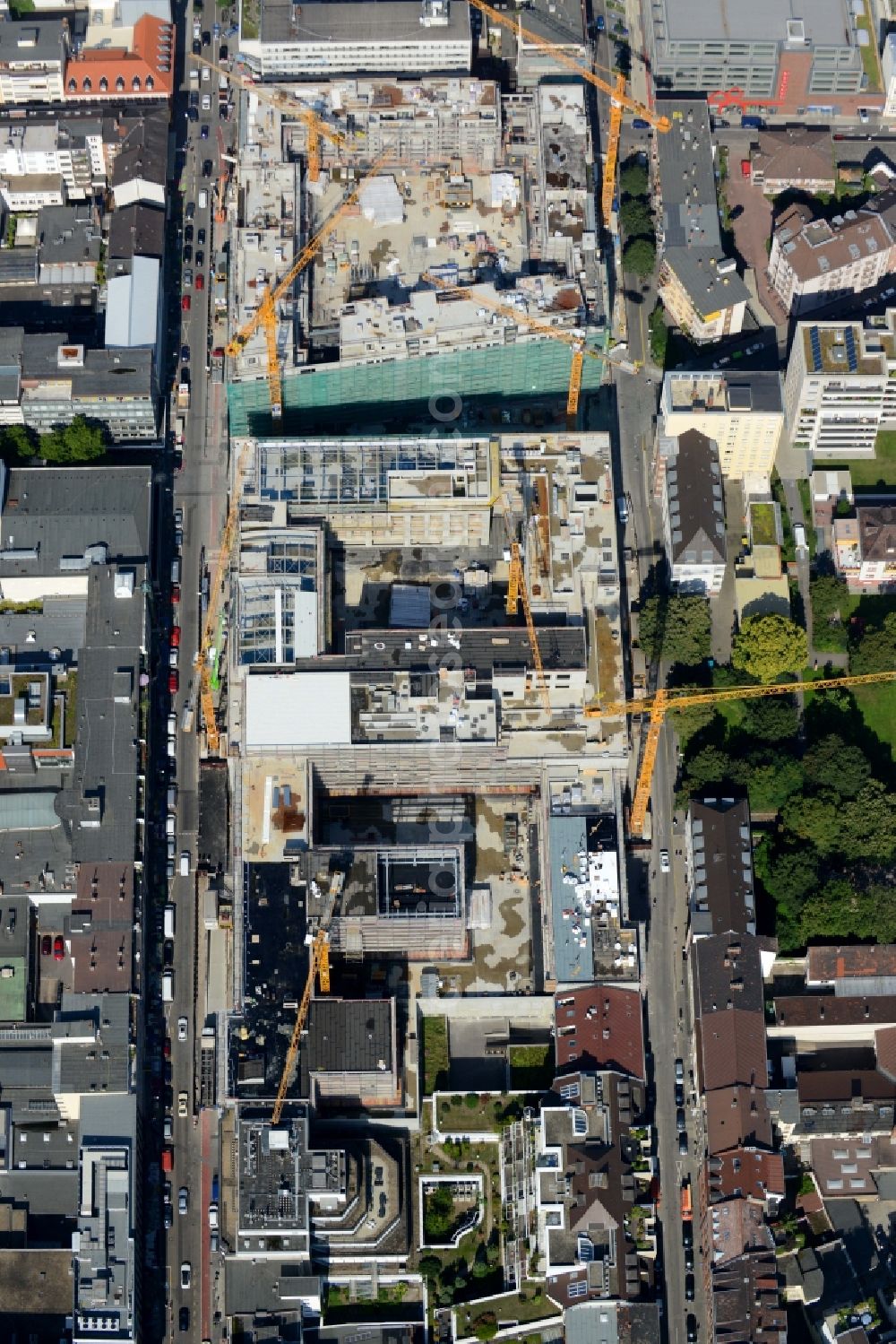 Mannheim from the bird's eye view: Construction site for the new building the shopping center and town quarters Q 6 Q 7 on the future Muenzplatz in Mannheim in the state Baden-Wuerttemberg