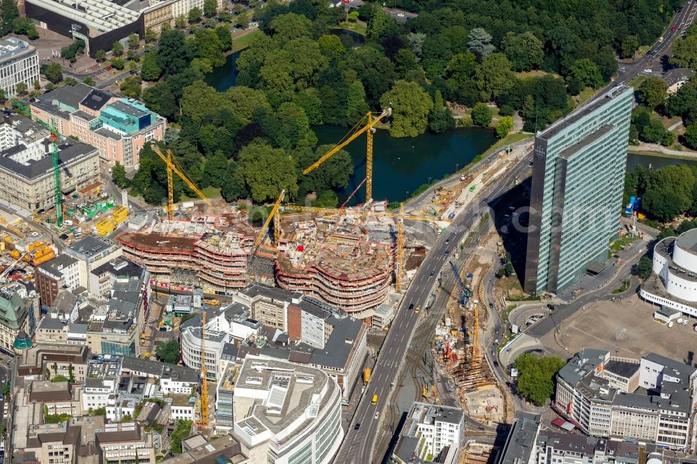 Aerial image Düsseldorf - DUSSELDORF 16/08/2012 The construction site for the construction of a new retail and office property Koe-arch in Dusseldorf in North Rhine-Westphalia. Between Königsallee boulevard and Hofgarten Schadowplatz, built the company Zechbau two 26-meter-high building complexes for retail and offices