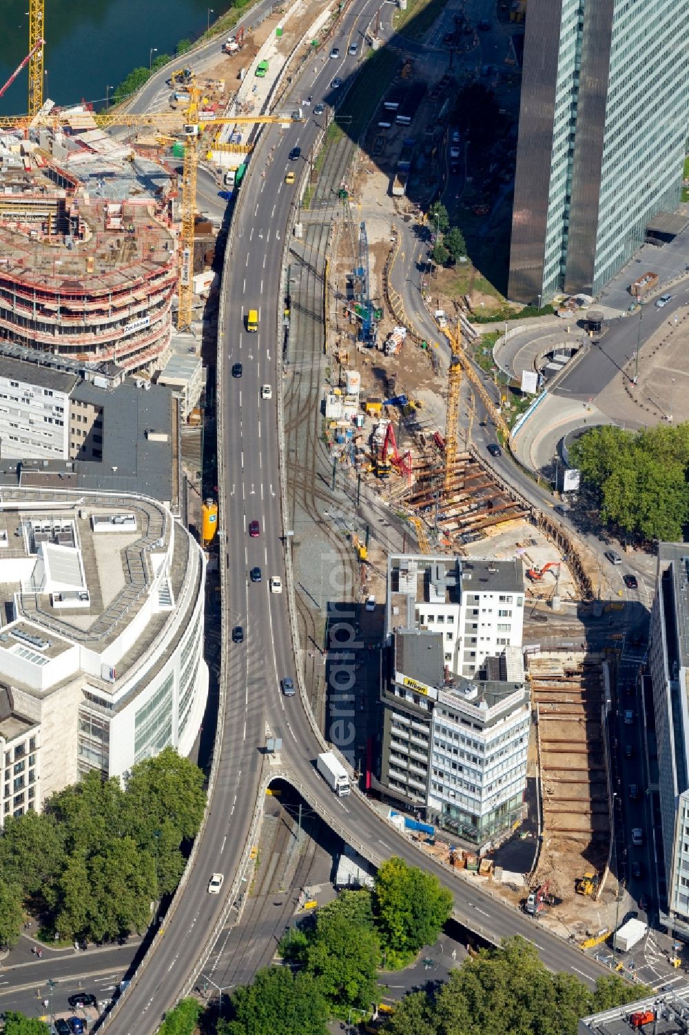 Düsseldorf from the bird's eye view: DUSSELDORF 16/08/2012 The construction site for the construction of a new retail and office property Koe-arch in Dusseldorf in North Rhine-Westphalia. Between Königsallee boulevard and Hofgarten Schadowplatz, built the company Zechbau two 26-meter-high building complexes for retail and offices