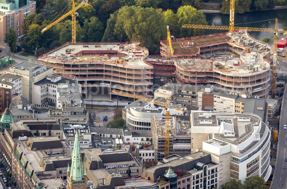 Düsseldorf from the bird's eye view: DUSSELDORF 16/08/2012 The construction site for the construction of a new retail and office property Koe-arch in Dusseldorf in North Rhine-Westphalia. Between Königsallee boulevard and Hofgarten Schadowplatz, built the company Zechbau two 26-meter-high building complexes for retail and offices