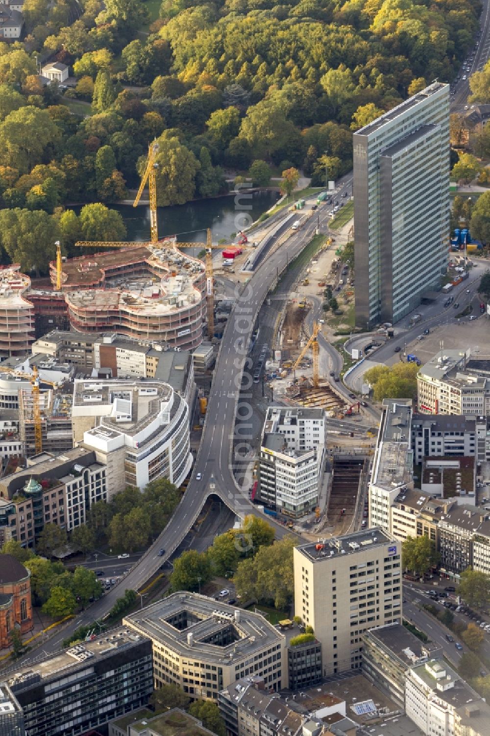 Aerial image Düsseldorf - DUSSELDORF 16/08/2012 The construction site for the construction of a new retail and office property Koe-arch in Dusseldorf in North Rhine-Westphalia. Between Königsallee boulevard and Hofgarten Schadowplatz, built the company Zechbau two 26-meter-high building complexes for retail and offices