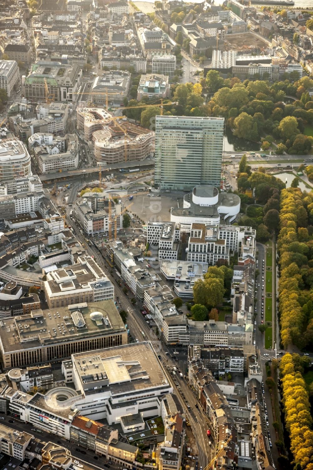 Aerial photograph Düsseldorf - DUSSELDORF 16/08/2012 The construction site for the construction of a new retail and office property Koe-arch in Dusseldorf in North Rhine-Westphalia. Between Königsallee boulevard and Hofgarten Schadowplatz, built the company Zechbau two 26-meter-high building complexes for retail and offices