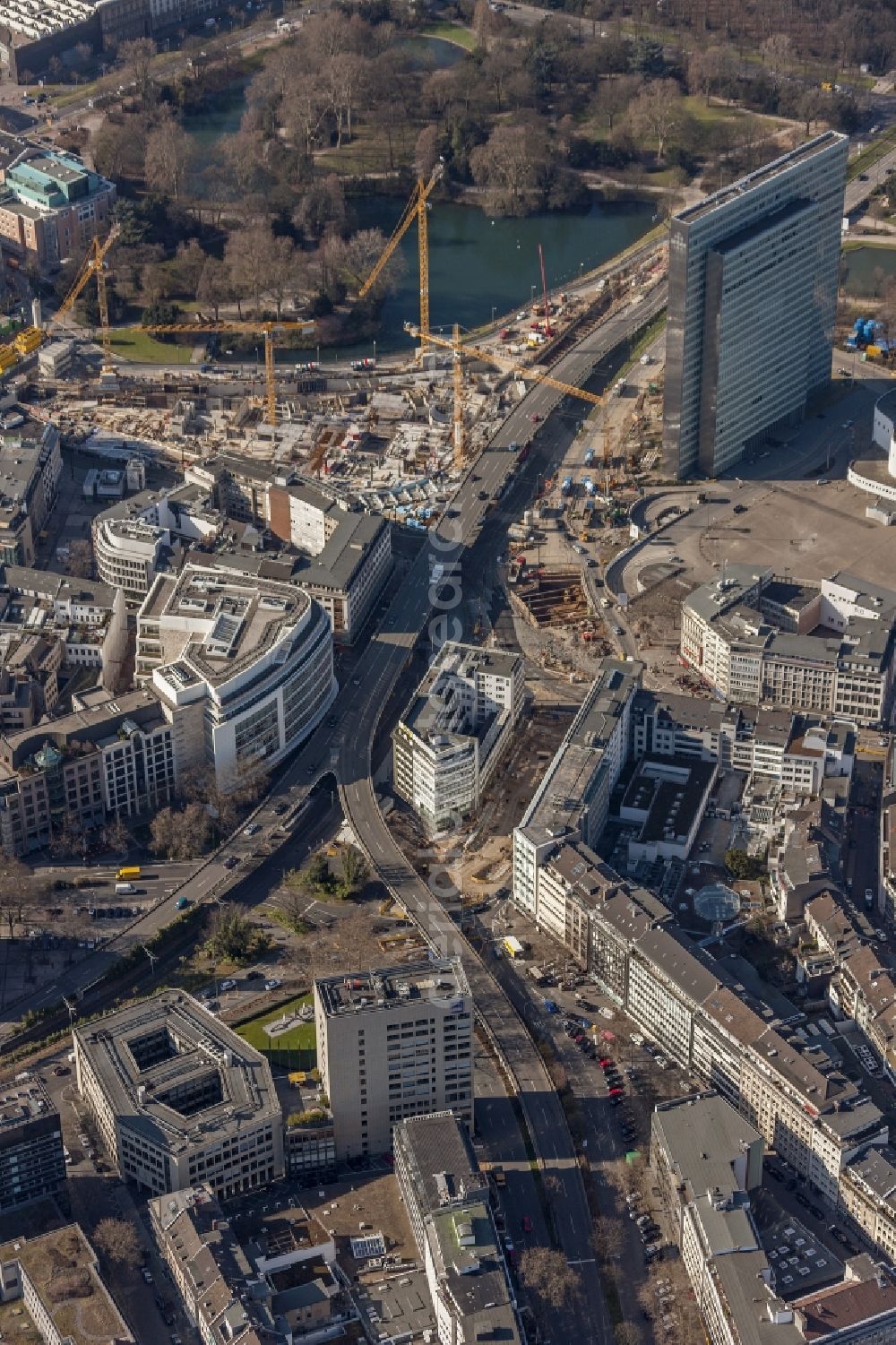 Aerial image Düsseldorf - DUSSELDORF 16/08/2012 The construction site for the construction of a new retail and office property Koe-arch in Dusseldorf in North Rhine-Westphalia. Between Königsallee boulevard and Hofgarten Schadowplatz, built the company Zechbau two 26-meter-high building complexes for retail and offices