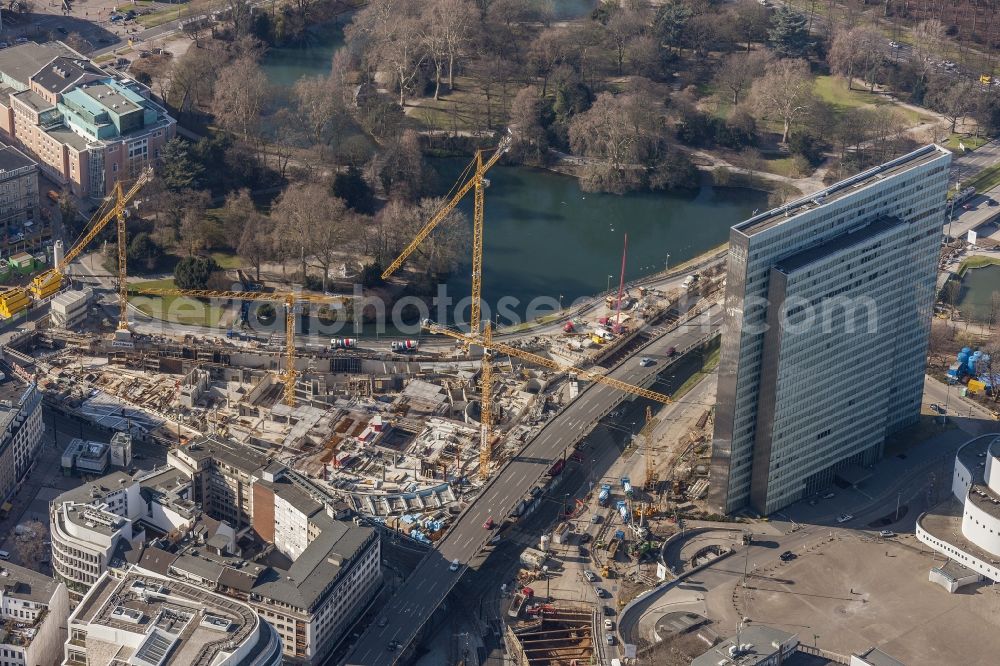 Aerial photograph Düsseldorf - DUSSELDORF 16/08/2012 The construction site for the construction of a new retail and office property Koe-arch in Dusseldorf in North Rhine-Westphalia. Between Königsallee boulevard and Hofgarten Schadowplatz, built the company Zechbau two 26-meter-high building complexes for retail and offices