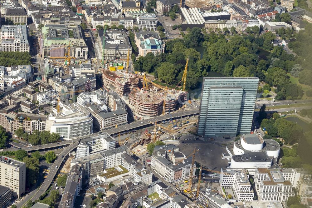 Düsseldorf from above - DUSSELDORF 16/08/2012 The construction site for the construction of a new retail and office property Koe-arch in Dusseldorf in North Rhine-Westphalia. Between Königsallee boulevard and Hofgarten Schadowplatz, built the company Zechbau two 26-meter-high building complexes for retail and offices