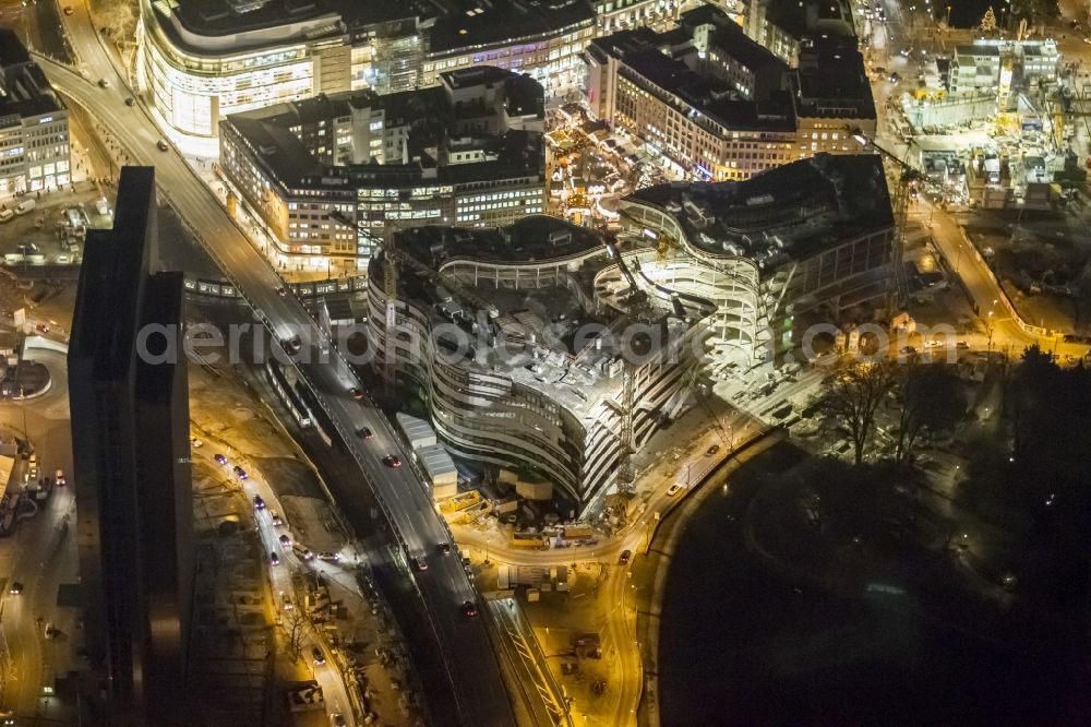 Düsseldorf from the bird's eye view: Night shot of construction site for the construction of a new retail and office property Koe-arch in Dusseldorf in North Rhine-Westphalia. Between Königsallee boulevard and Hofgarten Schadowplatz, built the company Zechbau two 26-meter-high building complexes for retail and offices