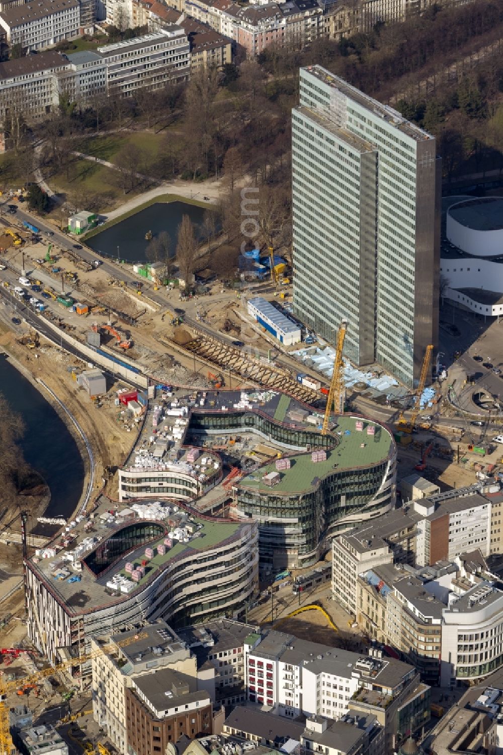 Aerial photograph Düsseldorf - DUSSELDORF 16/08/2012 The construction site for the construction of a new retail and office property Koe-arch in Dusseldorf in North Rhine-Westphalia. Between Königsallee boulevard and Hofgarten Schadowplatz, built the company Zechbau two 26-meter-high building complexes for retail and offices