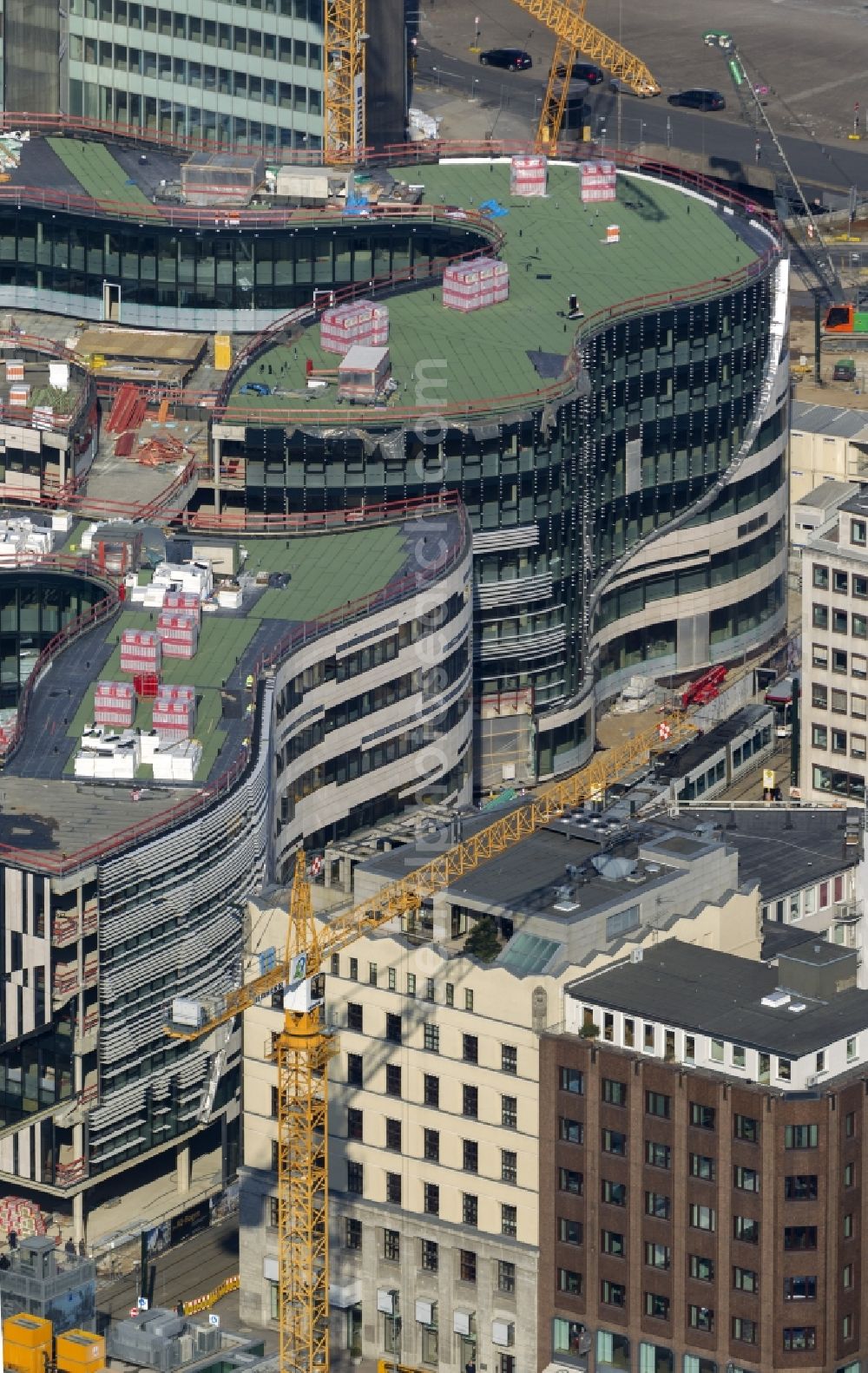 Aerial photograph Düsseldorf - DUSSELDORF 16/08/2012 The construction site for the construction of a new retail and office property Koe-arch in Dusseldorf in North Rhine-Westphalia. Between Königsallee boulevard and Hofgarten Schadowplatz, built the company Zechbau two 26-meter-high building complexes for retail and offices