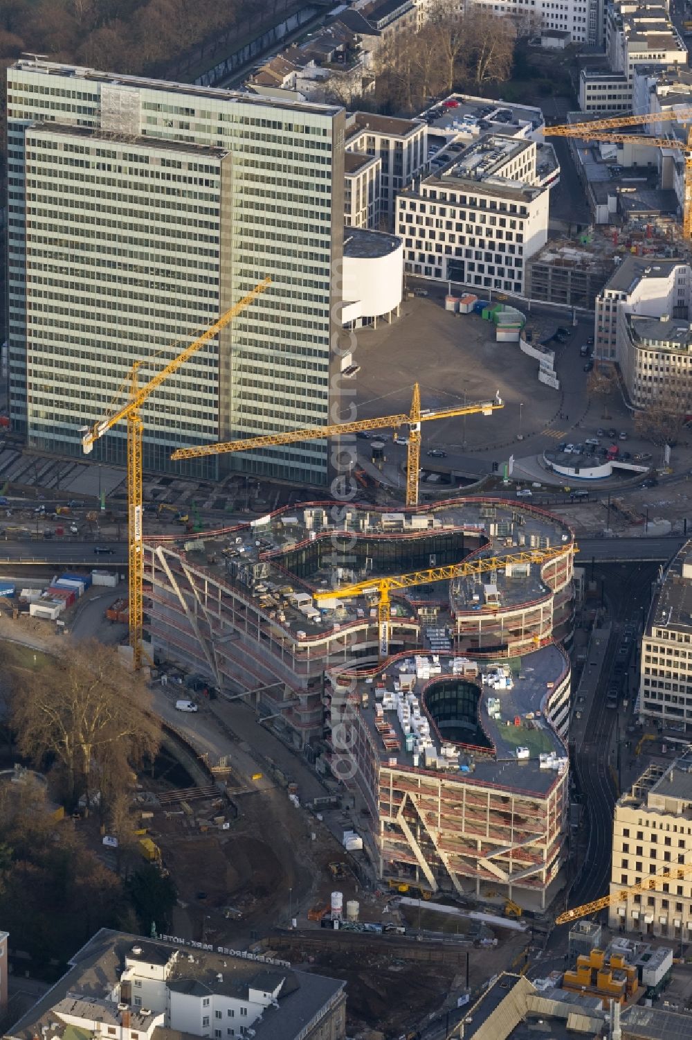 Düsseldorf from above - DUSSELDORF 16/08/2012 The construction site for the construction of a new retail and office property Koe-arch in Dusseldorf in North Rhine-Westphalia. Between Königsallee boulevard and Hofgarten Schadowplatz, built the company Zechbau two 26-meter-high building complexes for retail and offices