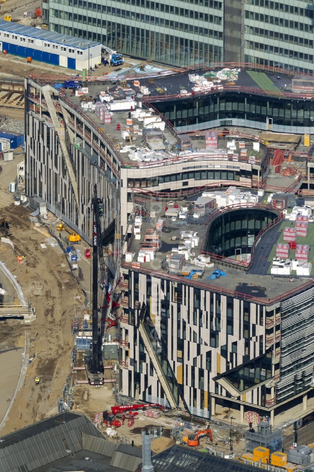 Aerial photograph Düsseldorf - DUSSELDORF 16/08/2012 The construction site for the construction of a new retail and office property Koe-arch in Dusseldorf in North Rhine-Westphalia. Between Königsallee boulevard and Hofgarten Schadowplatz, built the company Zechbau two 26-meter-high building complexes for retail and offices