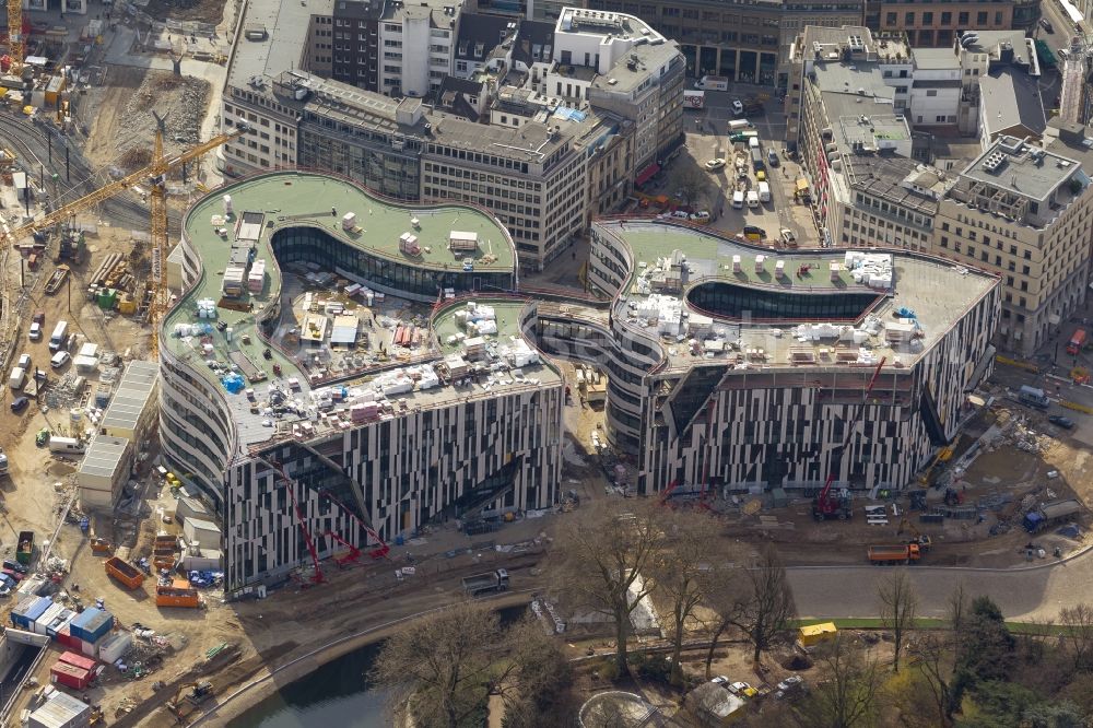 Düsseldorf from above - The construction site for the construction of a new retail and office property Koe-arch in Dusseldorf in North Rhine-Westphalia. Between Königsallee boulevard and Hofgarten Schadowplatz, built the company Zechbau two 26-meter-high building complexes for retail and offices