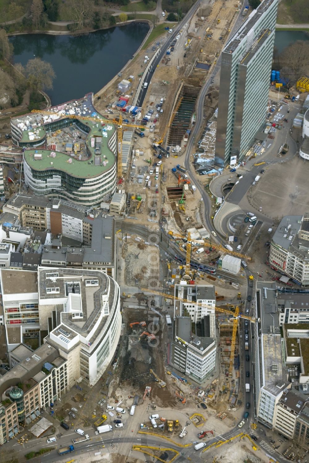 Aerial image Düsseldorf - The construction site for the construction of a new retail and office property Koe-arch in Dusseldorf in North Rhine-Westphalia. Between Königsallee boulevard and Hofgarten Schadowplatz, built the company Zechbau two 26-meter-high building complexes for retail and offices