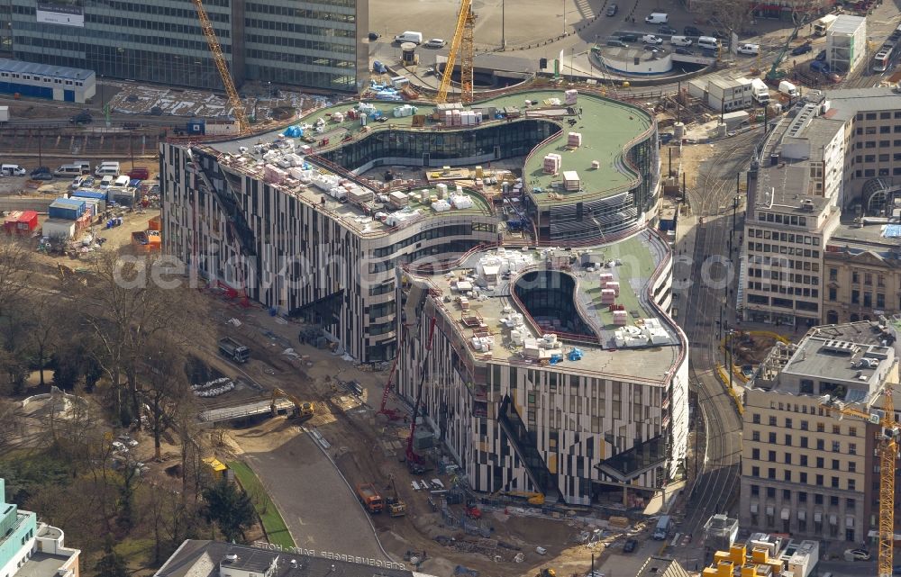 Düsseldorf from above - The construction site for the construction of a new retail and office property Koe-arch in Dusseldorf in North Rhine-Westphalia. Between Königsallee boulevard and Hofgarten Schadowplatz, built the company Zechbau two 26-meter-high building complexes for retail and offices