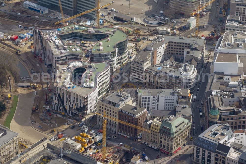 Düsseldorf from the bird's eye view: The construction site for the construction of a new retail and office property Koe-arch in Dusseldorf in North Rhine-Westphalia. Between Königsallee boulevard and Hofgarten Schadowplatz, built the company Zechbau two 26-meter-high building complexes for retail and offices