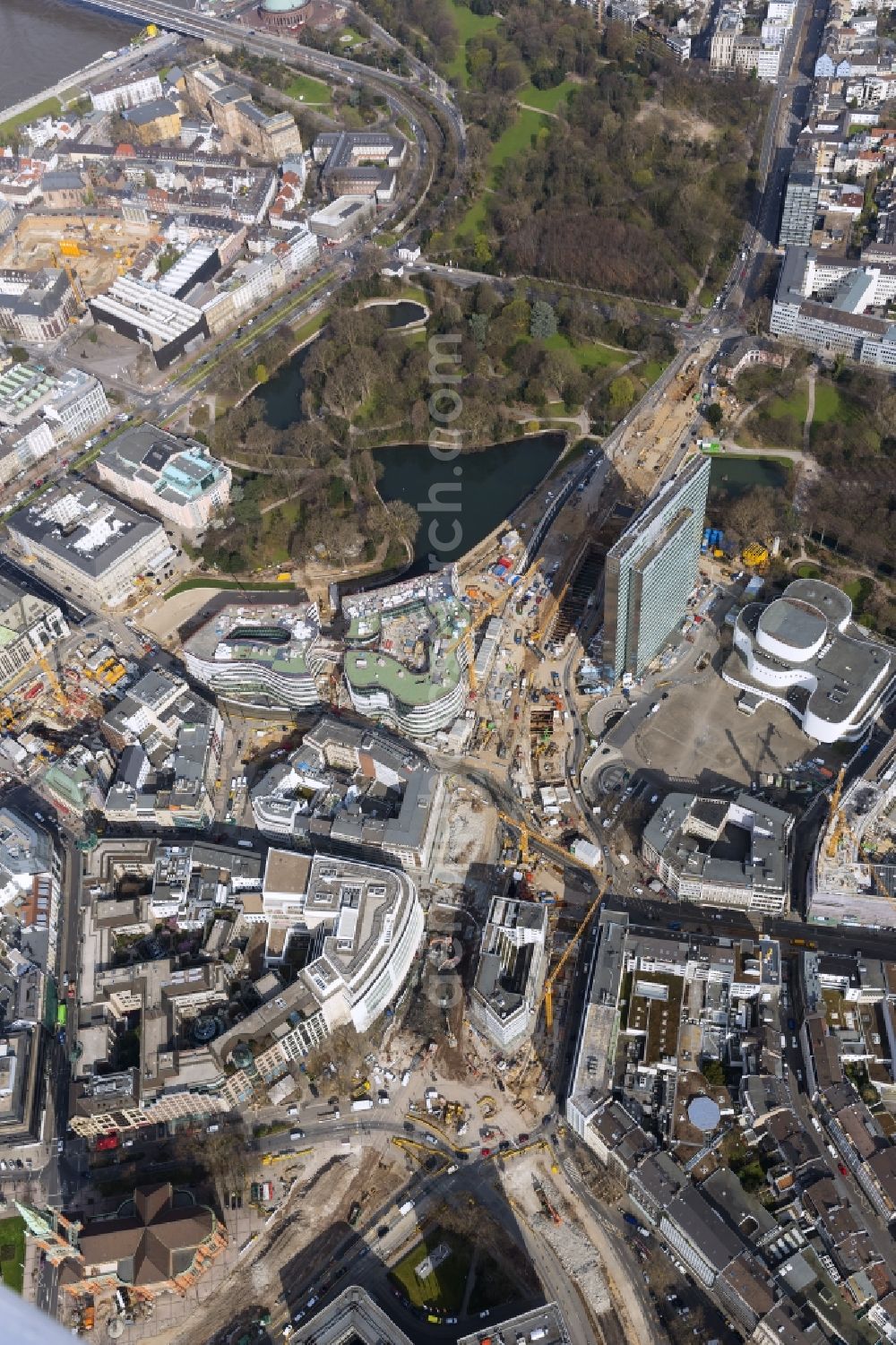 Aerial image Düsseldorf - The construction site for the construction of a new retail and office property Koe-arch in Dusseldorf in North Rhine-Westphalia. Between Königsallee boulevard and Hofgarten Schadowplatz, built the company Zechbau two 26-meter-high building complexes for retail and offices