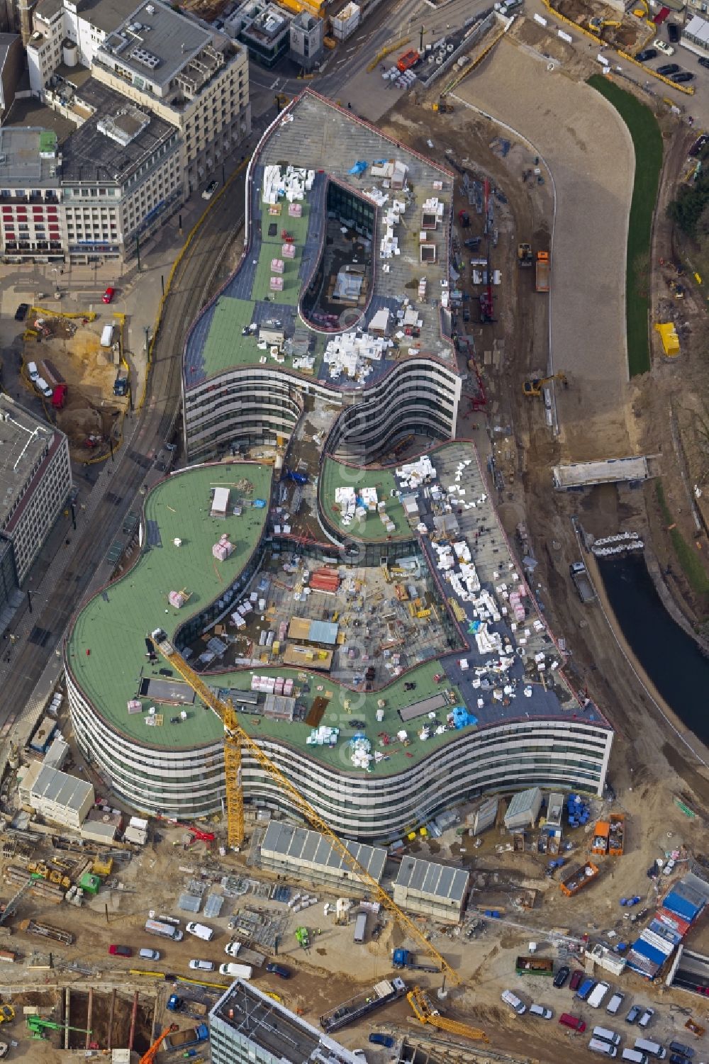 Aerial image Düsseldorf - DUSSELDORF 16/08/2012 The construction site for the construction of a new retail and office property Koe-arch in Dusseldorf in North Rhine-Westphalia. Between Königsallee boulevard and Hofgarten Schadowplatz, built the company Zechbau two 26-meter-high building complexes for retail and offices