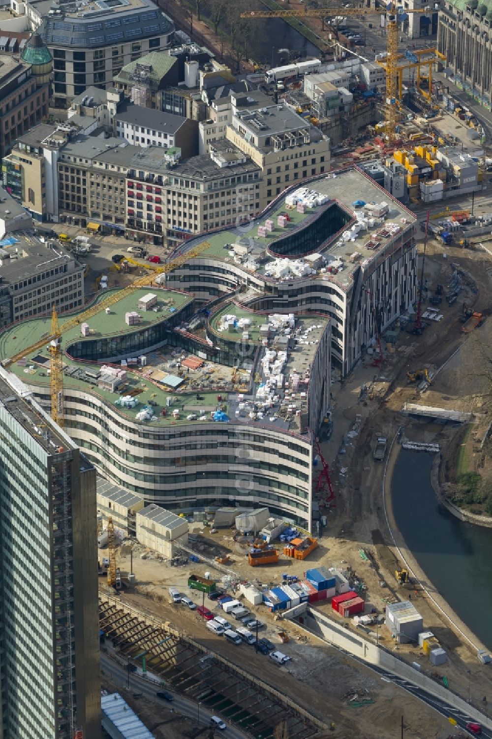 Aerial photograph Düsseldorf - DUSSELDORF 16/08/2012 The construction site for the construction of a new retail and office property Koe-arch in Dusseldorf in North Rhine-Westphalia. Between Königsallee boulevard and Hofgarten Schadowplatz, built the company Zechbau two 26-meter-high building complexes for retail and offices