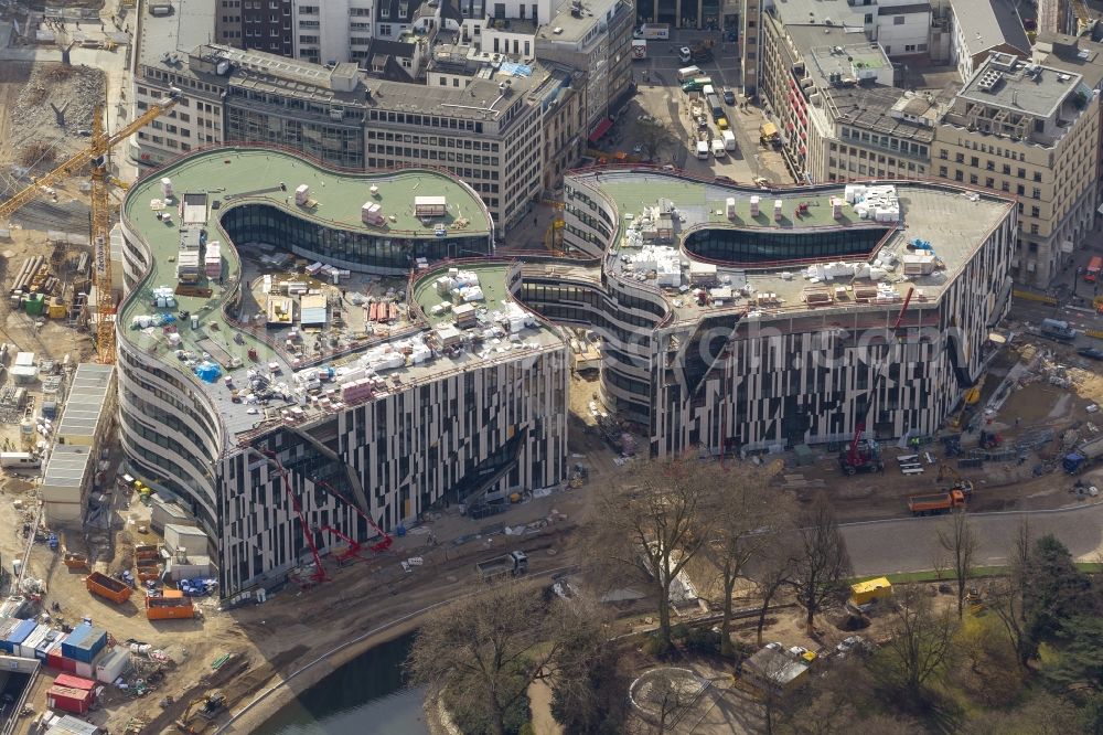 Düsseldorf from the bird's eye view: DUSSELDORF 16/08/2012 The construction site for the construction of a new retail and office property Koe-arch in Dusseldorf in North Rhine-Westphalia. Between Königsallee boulevard and Hofgarten Schadowplatz, built the company Zechbau two 26-meter-high building complexes for retail and offices