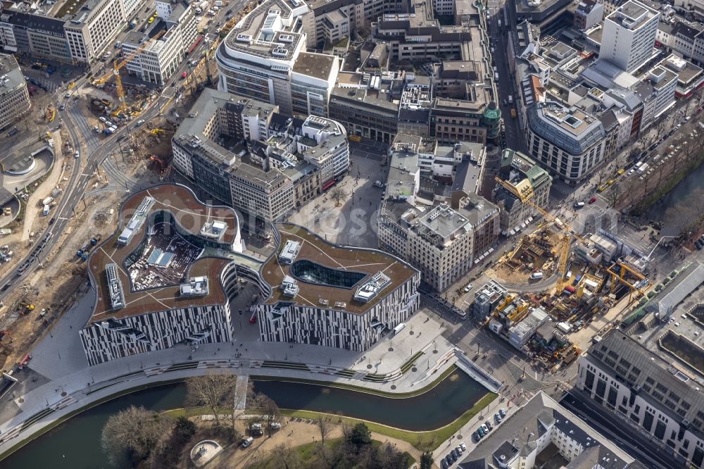 Aerial image Düsseldorf - DUSSELDORF 16/08/2012 The construction site for the construction of a new retail and office property Koe-arch in Dusseldorf in North Rhine-Westphalia. Between Königsallee boulevard and Hofgarten Schadowplatz, built the company Zechbau two 26-meter-high building complexes for retail and offices