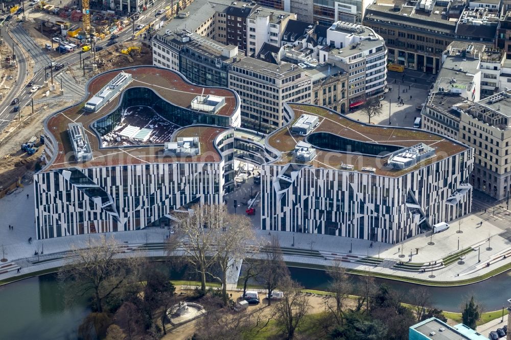 Aerial photograph Düsseldorf - DUSSELDORF 16/08/2012 The construction site for the construction of a new retail and office property Koe-arch in Dusseldorf in North Rhine-Westphalia. Between Königsallee boulevard and Hofgarten Schadowplatz, built the company Zechbau two 26-meter-high building complexes for retail and offices