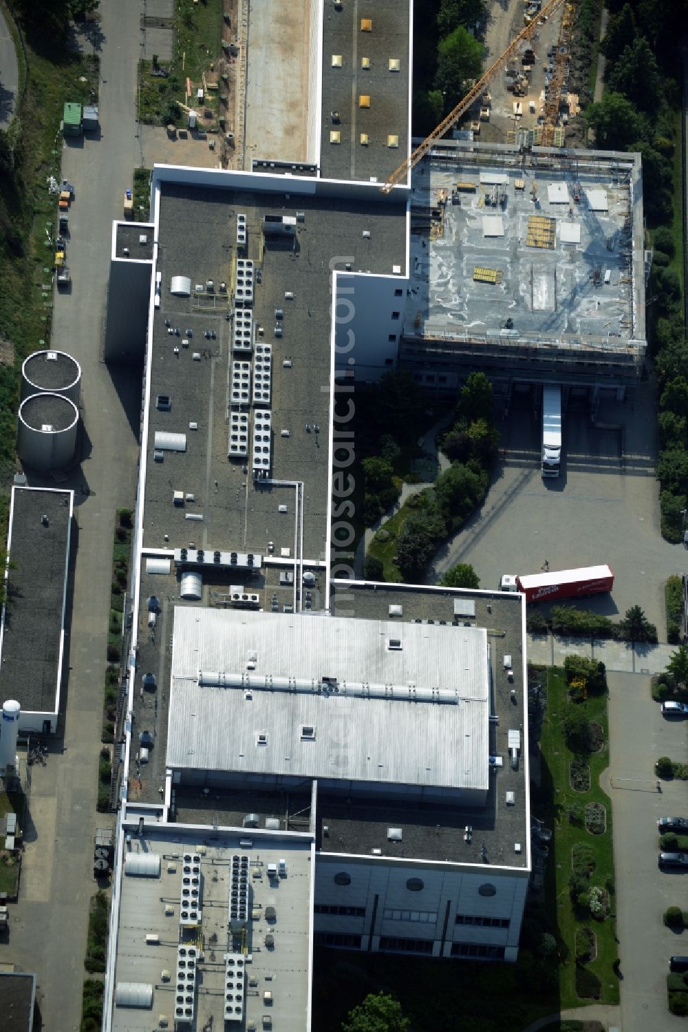 Aerial photograph Oranienburg - Construction site for the new construction and expansion of Takeda GmbH at the Lehnitzstrasse in Oranienburg in Brandenburg. The construction company Ed. Zueblin AG built on the site of the pharmaceutical company at the Lehnitzstrasse a modern production and research facilities