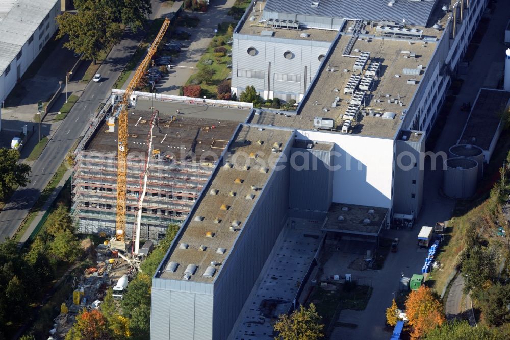 Oranienburg from above - Construction site for the new construction and expansion of Takeda GmbH at the Lehnitzstrasse in Oranienburg in Brandenburg. The construction company Ed. Zueblin AG built on the site of the pharmaceutical company at the Lehnitzstrasse a modern production and research facilities